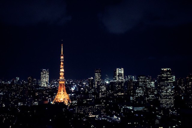 夜の東京タワーを遠目でみた様子