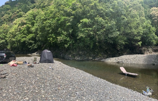 三重県にある大河内川のほとり立つ私のテントサウナ