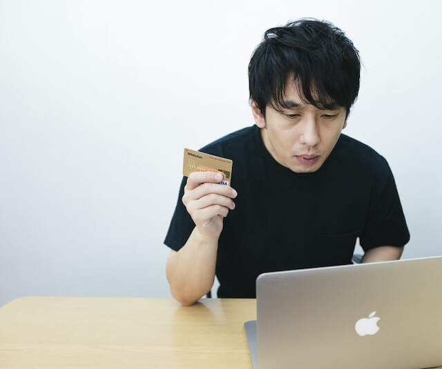 creditcard-payment-man